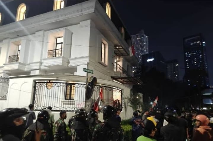 Rumah Eko Patrio dijarah ratusan massa, barang mewah hingga kucing anggora raib, sementara aparat hanya berjaga tanpa bertindak.