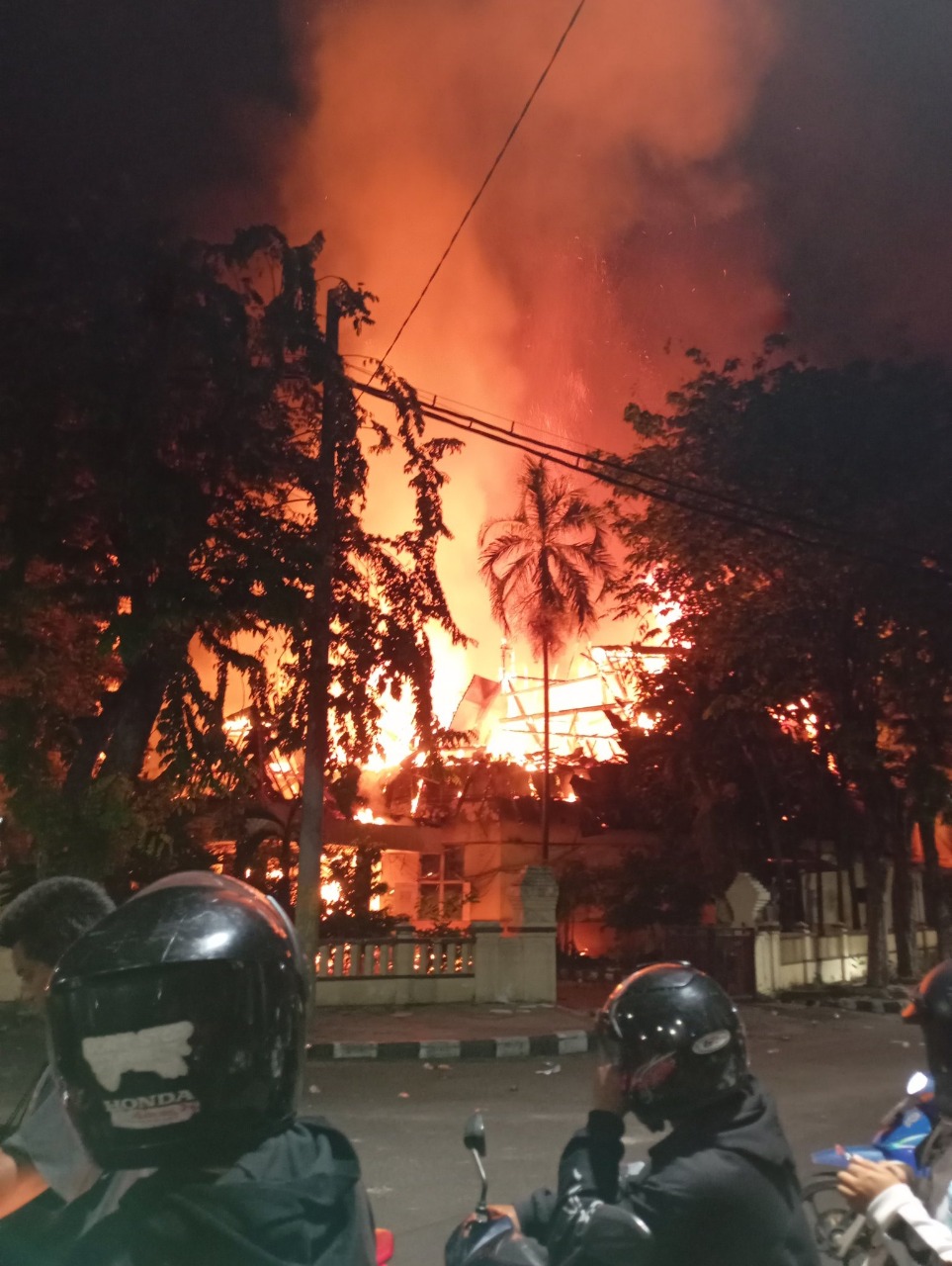 Polsek Tegalsari dibakar massa imbas kericuhan pascademonstrasi