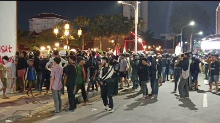 Kepung Grahadi dan seruan "Bebaskan kawan kami!" bergema di Jalan Gubernur Suryo