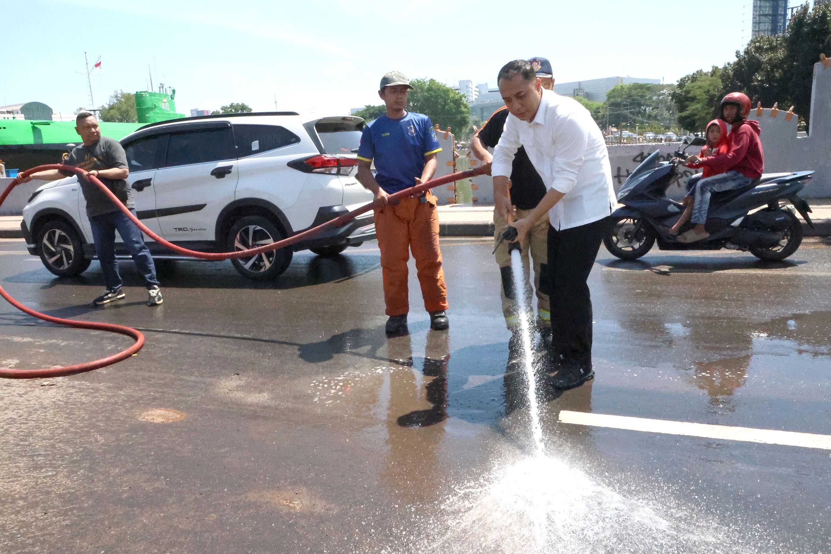 Wali Kota Surabaya Eri Cahyadi menyiram jalan raya selepas unjuk rasa anarkistis. (IST)