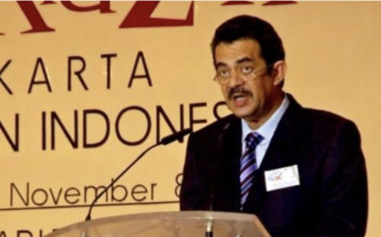 Riza Chalid, dijuluki "Gasoline Godfather", kini buronan Kejagung dalam kasus besar tata kelola minyak di Pertamina.
