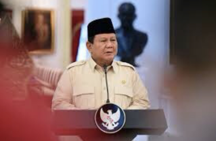 Presiden Prabowo saat menjenguk korban kerusuhan di RS Polri Kramat Jati. Ia menegaskan penyelidikan masih berjalan dan akan tegas bertindak.