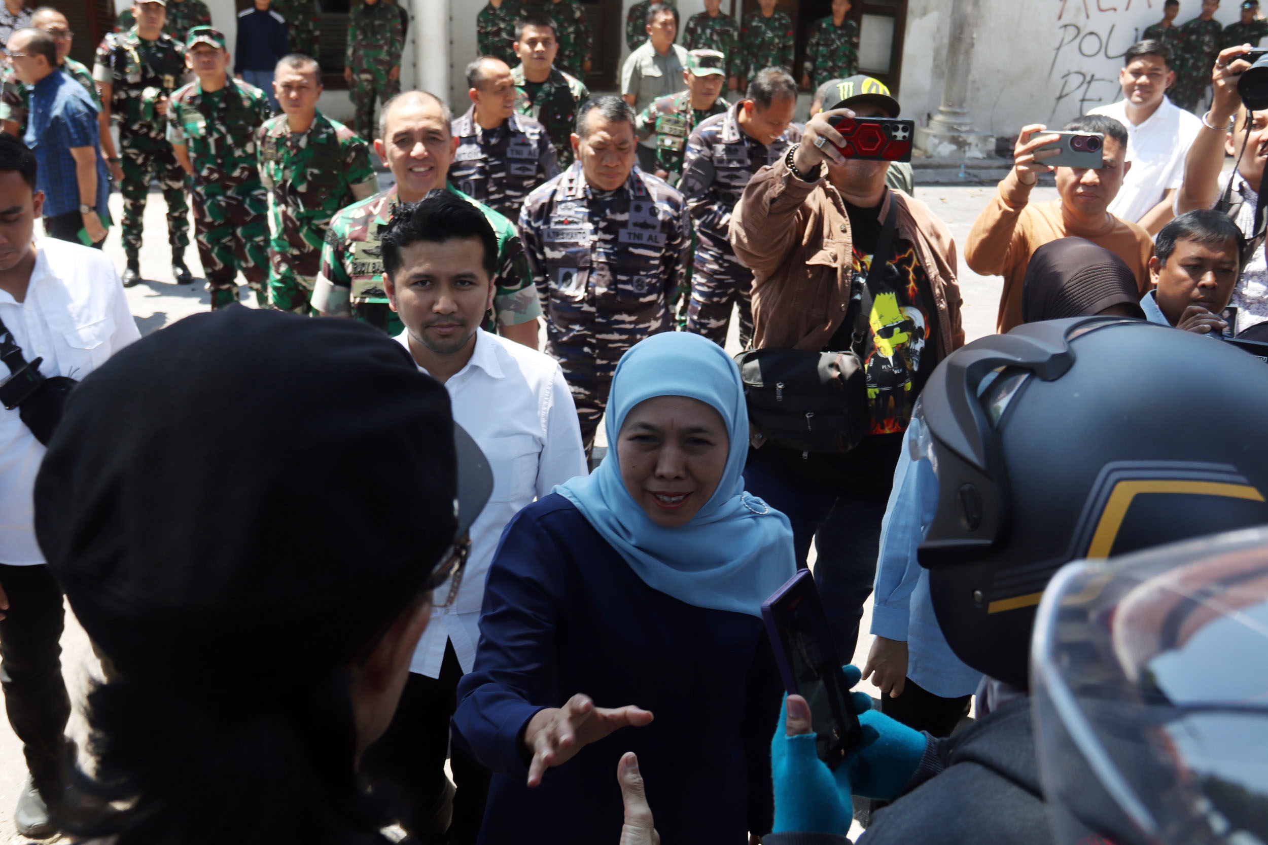 Gubernur Jatim Khofifah dan Wagub Emil Dardak meninjau kantor wagub yang terbakar di Gedung Negara Grahadi Surabaya. (ANDY SATRIA/RADAR SURABAYA)