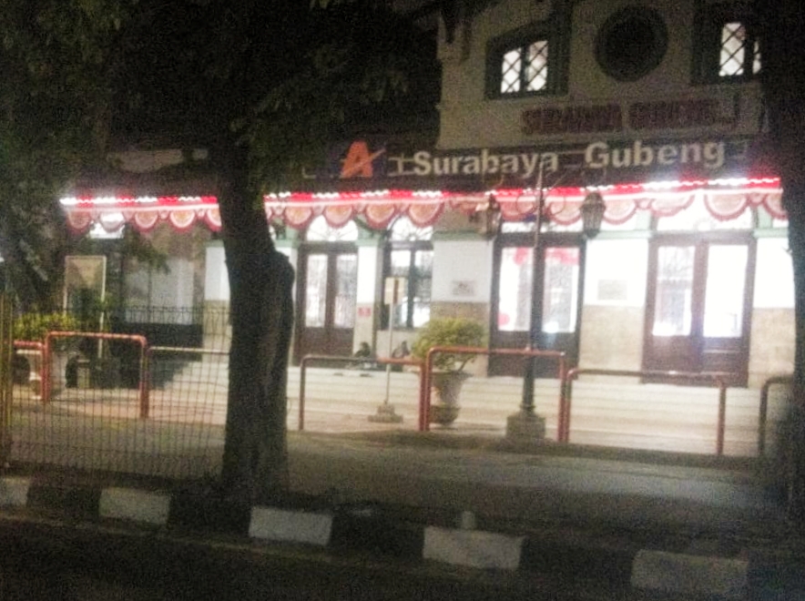 Stasiun Surabaya Gubeng terlihat sepi. (RAHMAT SUDRAJAT/RADAR SURABAYA)