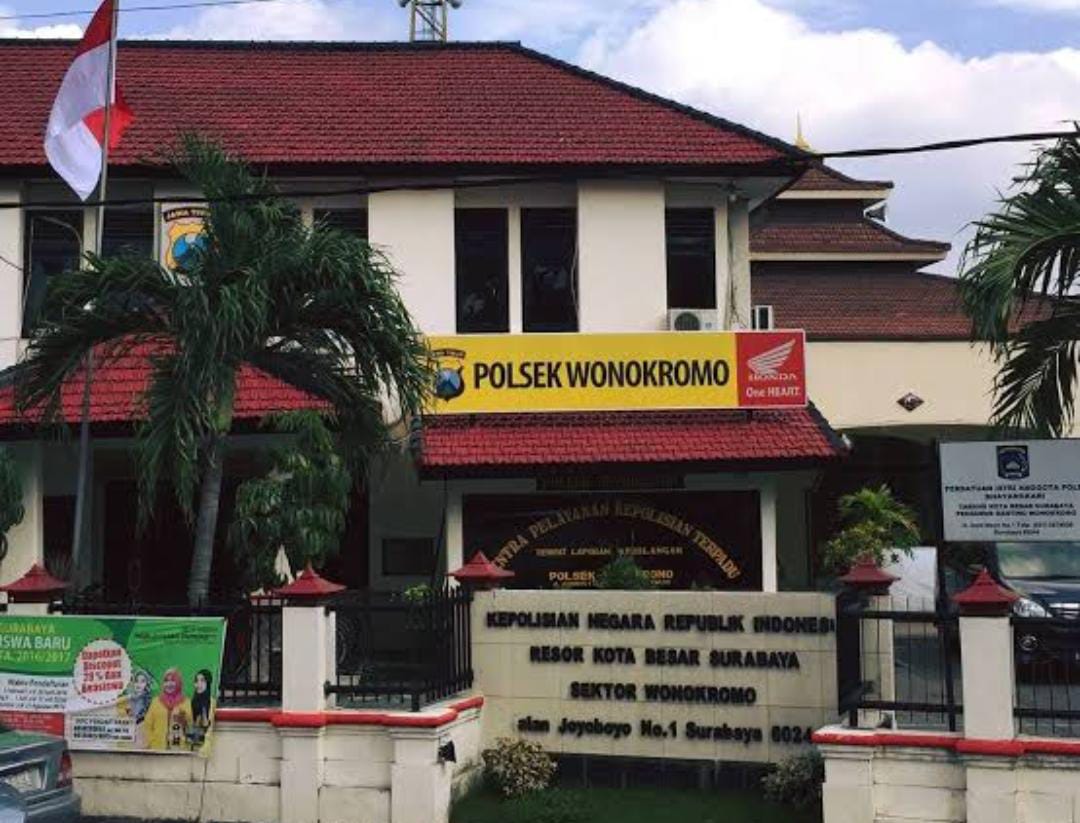 Dilindungi warga : Mapolsek Wonokromo selamat dari upaya penyerangan OTK berkat warga yang bersatu.