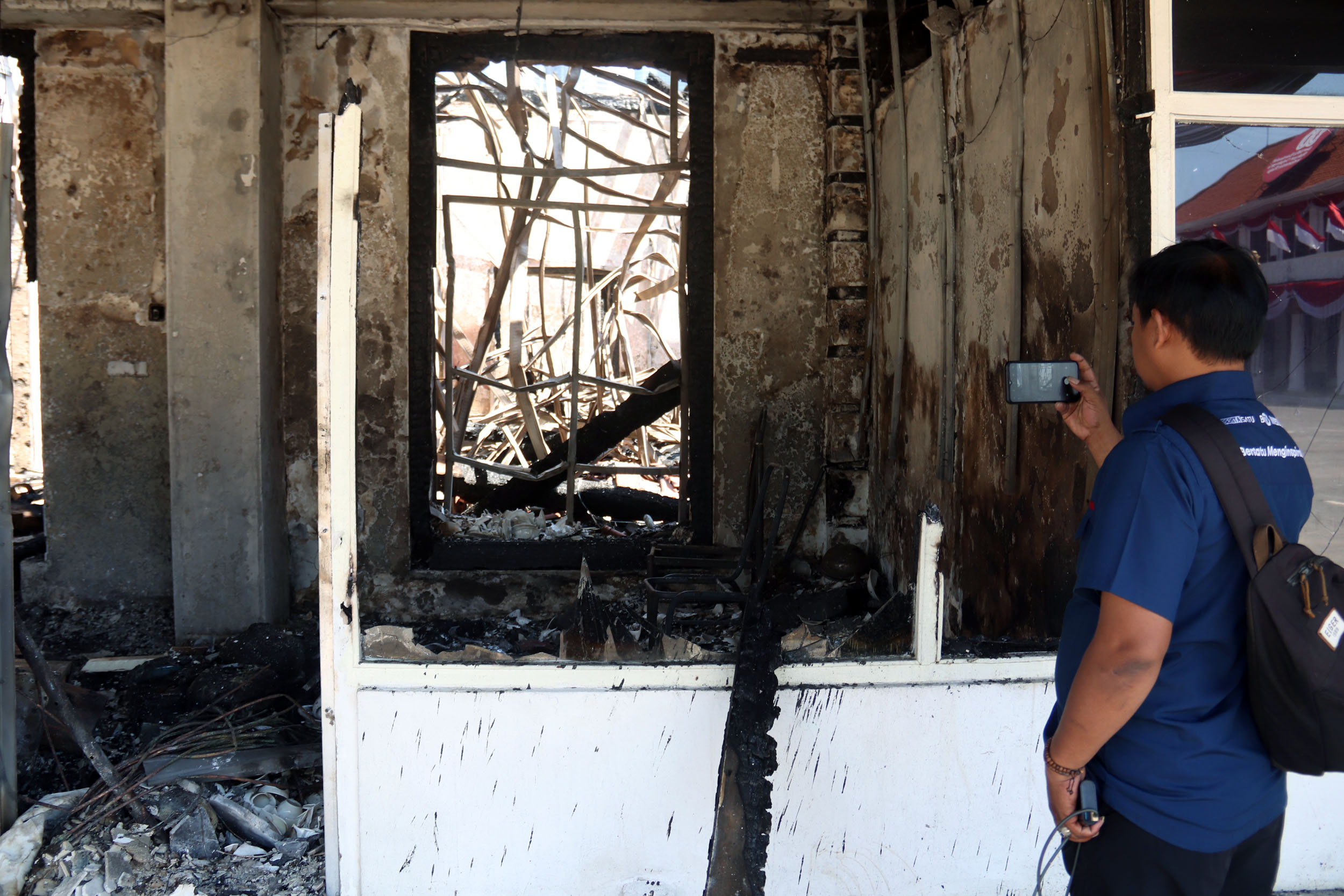 Kantor Wagub Jatim ikut dibakar massa di Surabaya. (Andy Satria/Radar Surabaya)