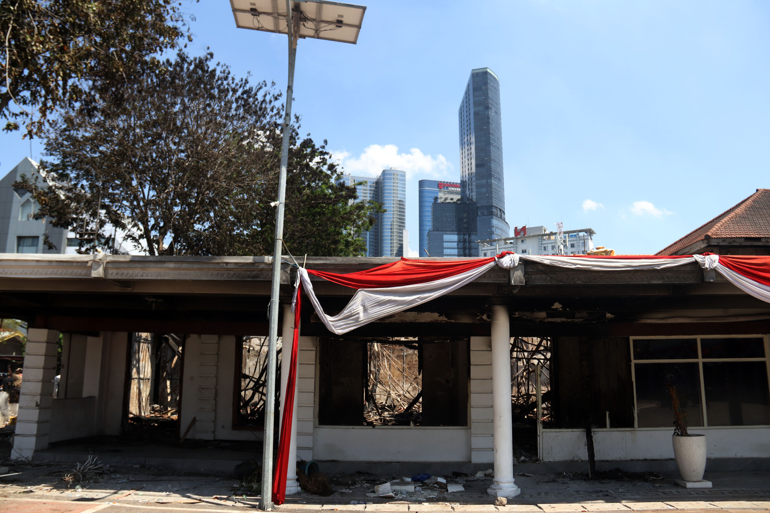 Kantor Wagub Jatim di Gedung Negara Grahadi setelah dibakar massa. (ANDY SATRIA/RADAR SURABAYA)