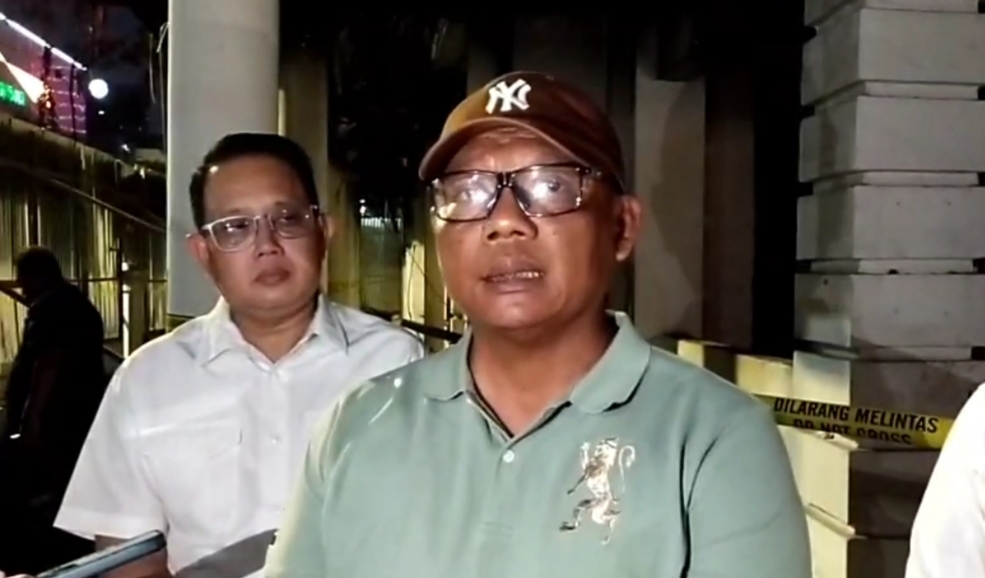 PENYELIDIKAN: Kasatreskrim Polrestabes Surabaya AKBP Edy Herwiyanto memberikan keterangan pada awak media di Gedung Grahadi Surabaya, Minggu (31/8) malam.(IST/RADAR SURABAYA)