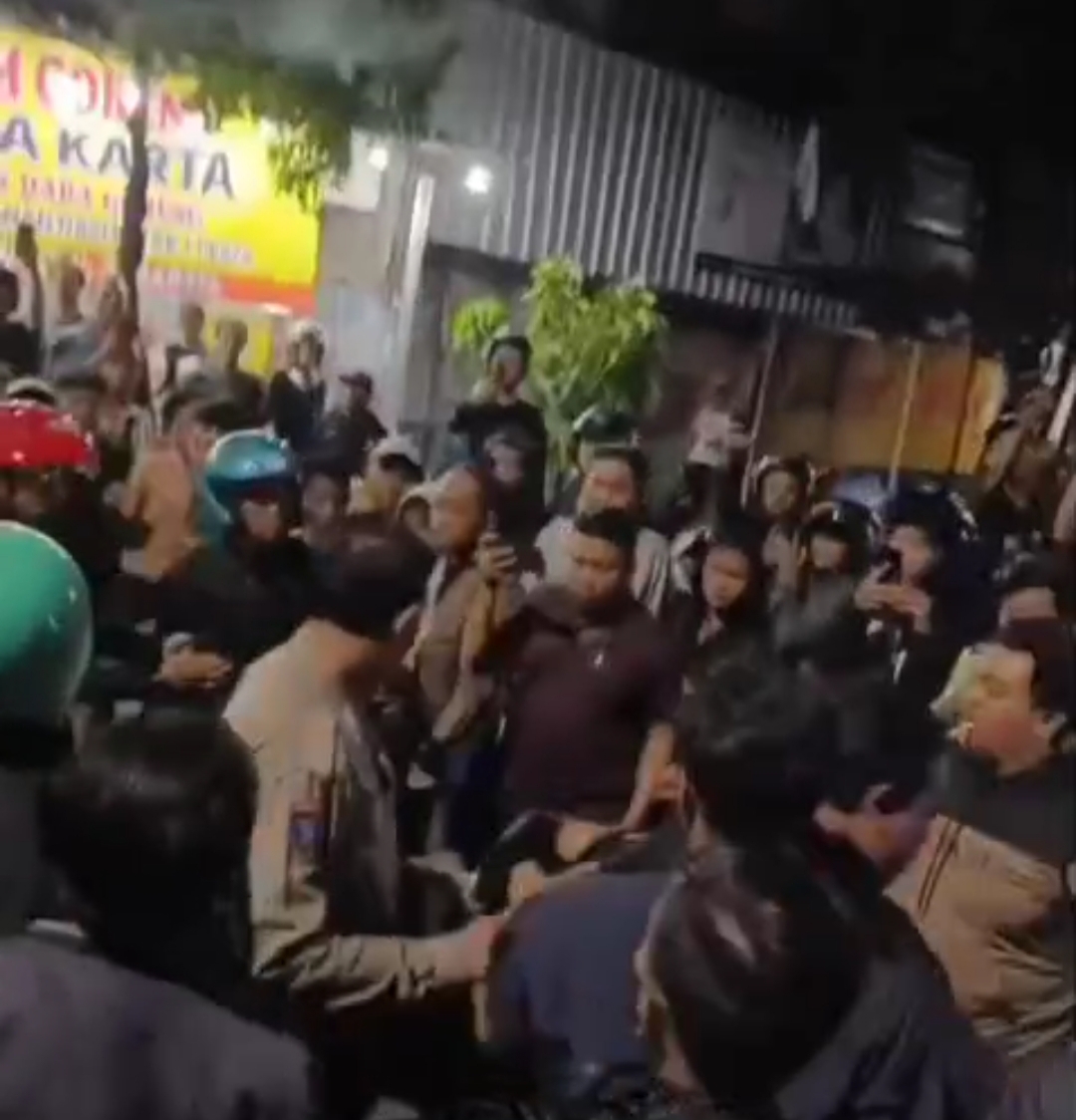 KERUMUNAN: Massa saat mengepung pelaku curanmor di Jalan Tidar, Surabaya. (IST/RADAR SURABAYA)