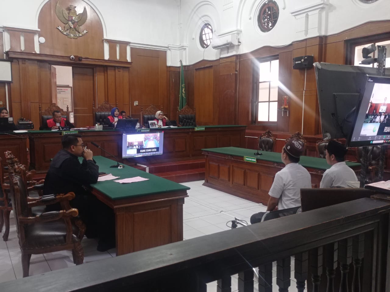 MENERIMA: Dua terdakwa curanmor saat menjalani sidang vonis di PN Surabaya. Pelaku diamankan saat hendak jual motor curian.(IST/RADAR SURABAYA)