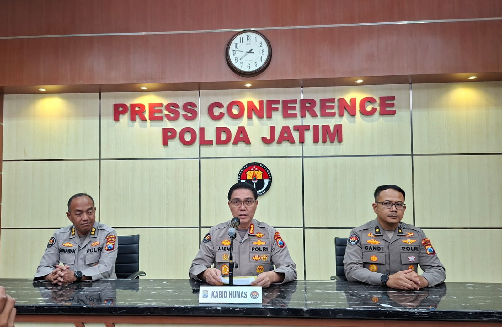 TEGAS: Kabid Humas Polda Jatim Kombes Pol Jules Abraham Abast mengungkapkan 580 orang diamankan terkait demo yang berujung ricuh salah satunya di Surabaya. (MAHRUS/RADAR SURABAYA)