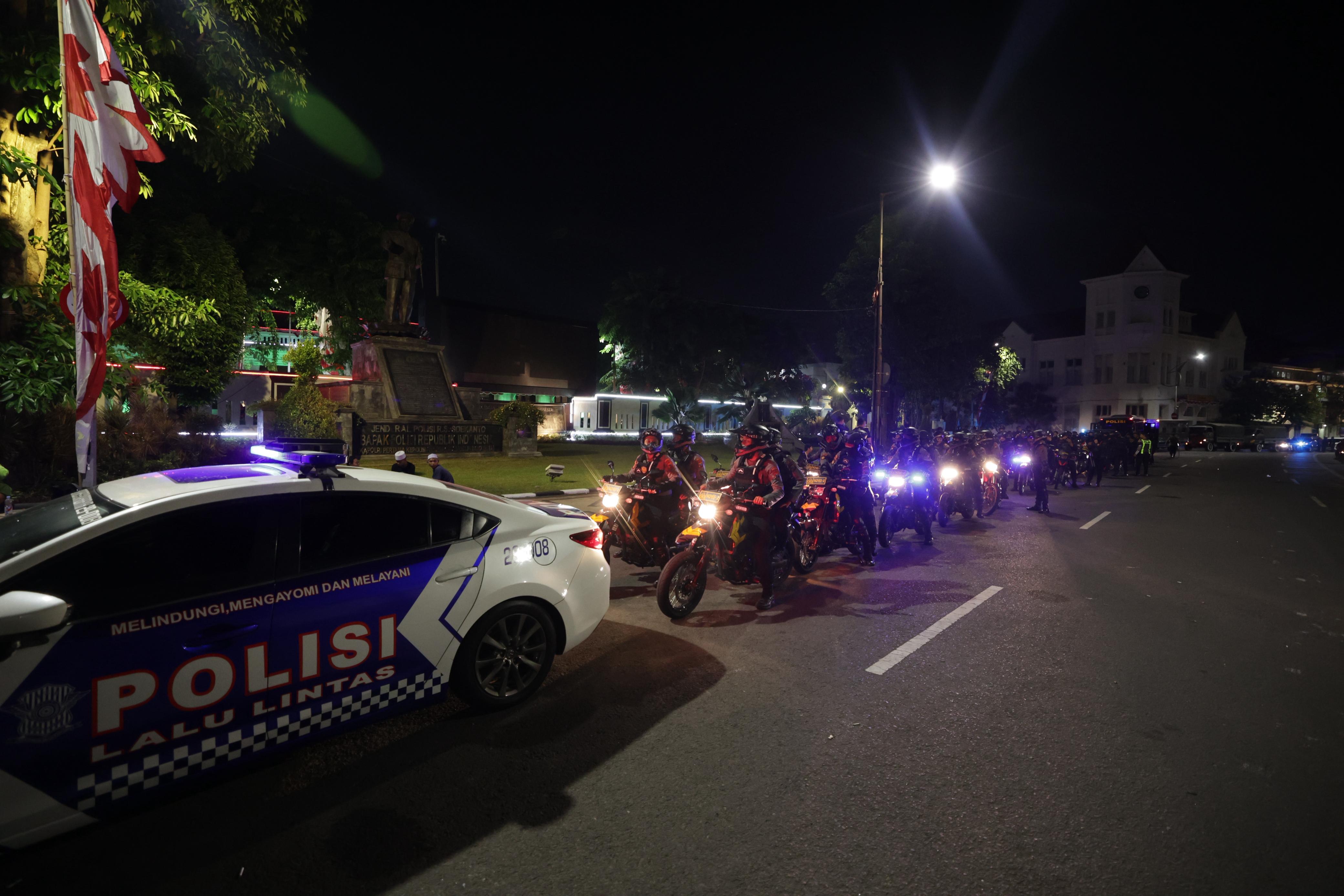 BERKELILING: Ratusan personel gabungan Polda Jatim dan TNI menyisir wilayah Surabaya. Patroli ini akan dilaksanakan di lokasi rawan.(IST/RADAR SURABAYA)