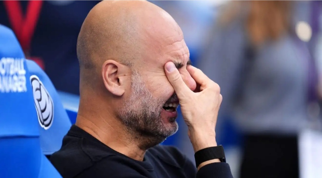 Pep Guardiola tampak kecewa dengan cara main Manchester City.