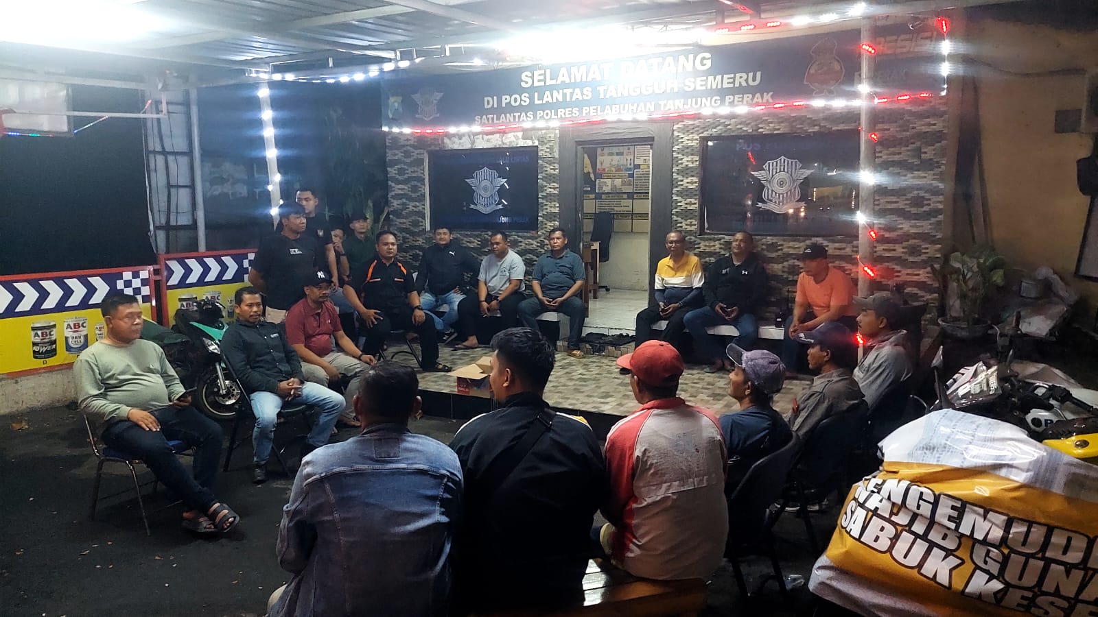 ANTISIPASI: Warga dan masyarakat sekitar ikut menjaga kantor dan pos polisi di wilayah Polres Pelabuhan Tanjung Perak Surabaya.(IST/RADAR SURABAYA)