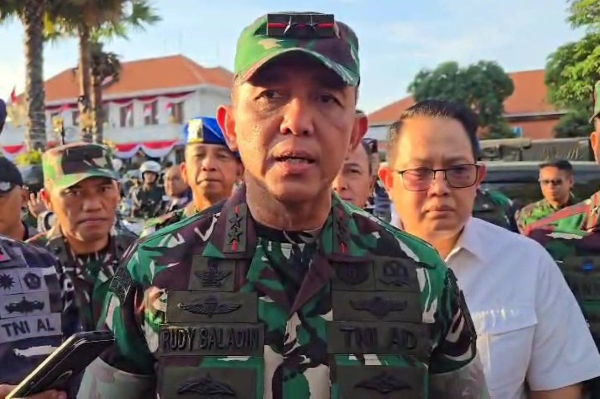 TNI-Polri gelar patroli skala besar di Surabaya pascademo ricuh, dipimpin Pangdam V/Brawijaya Mayjen Rudy Saladin.