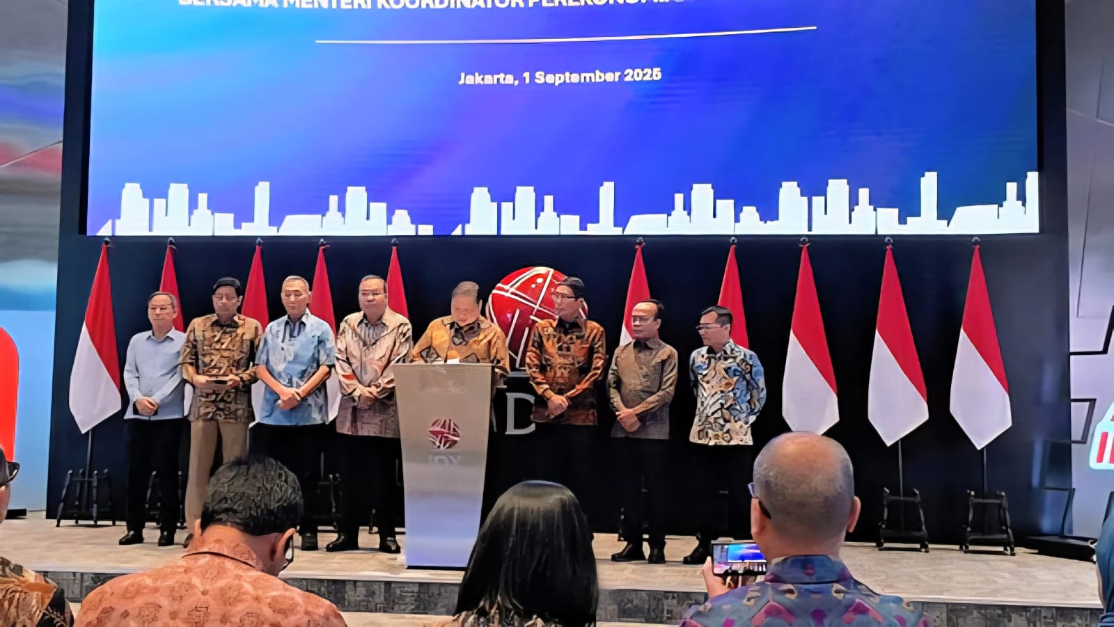 Airlangga pastikan dampak demo hanya sementara, target pertumbuhan 2025 tetap 5&ndash;5,2 persen dengan inflasi dan rupiah terkendali.