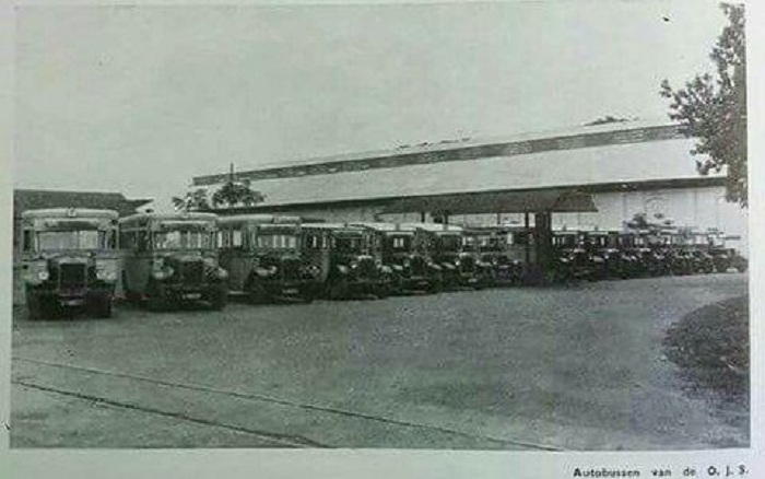 ANTRE: Deret unit bus pengumpan trem terparkir di depan Stasiun Wonokromo Kota, 1936.