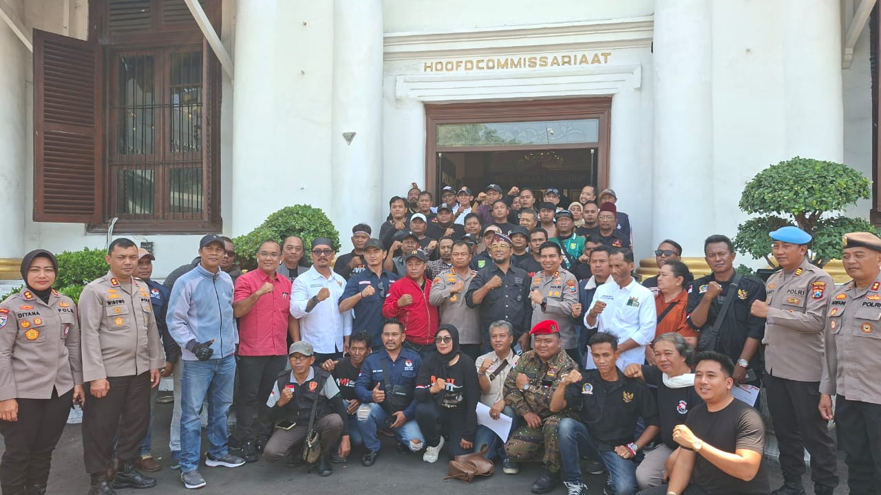 SINERGI : Aliansi masyarakat Surabaya komitmen deklarasi damai Jogo Suroboyo dan siap jadi garda terdepan lawan aksi anarkis.(MAHRUS/RADAR SURABAYA)