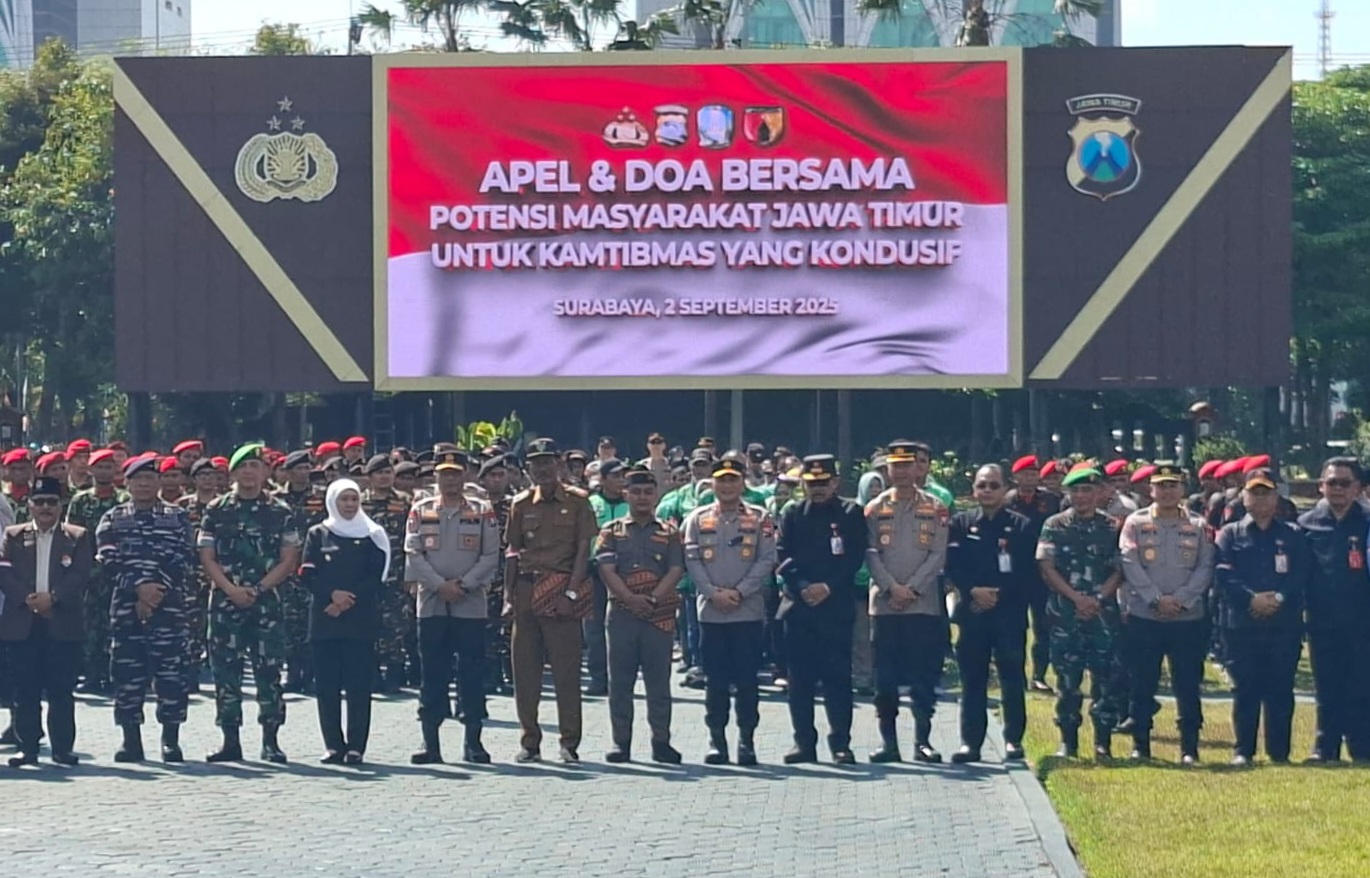SINERGI: Forkopimda Jatim dan elemen masyarakat usai pelaksanaan apel dan doa bersama untuk Jawa Timur di Lapangan Mapolda Jatim, Selasa (2/9). (MAHRUS/RADAR SURABAYA)