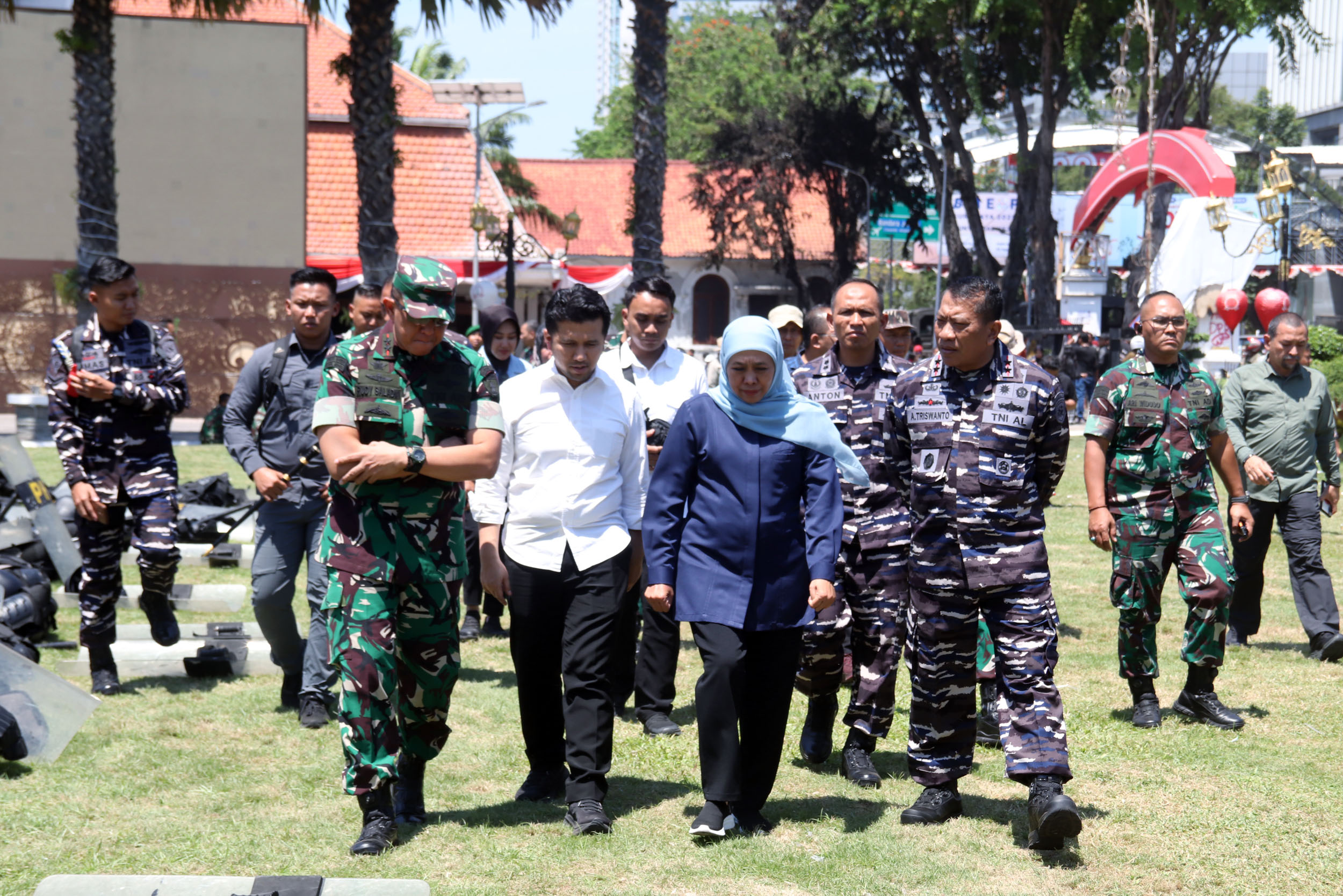 Wagub Jatim Emil Elestianto Dardak meninjau kantornya yang dibakar massa di Gedung Negara Grahadi Surabaya. (ANDY SATRIA/RADAR SURABAYA)