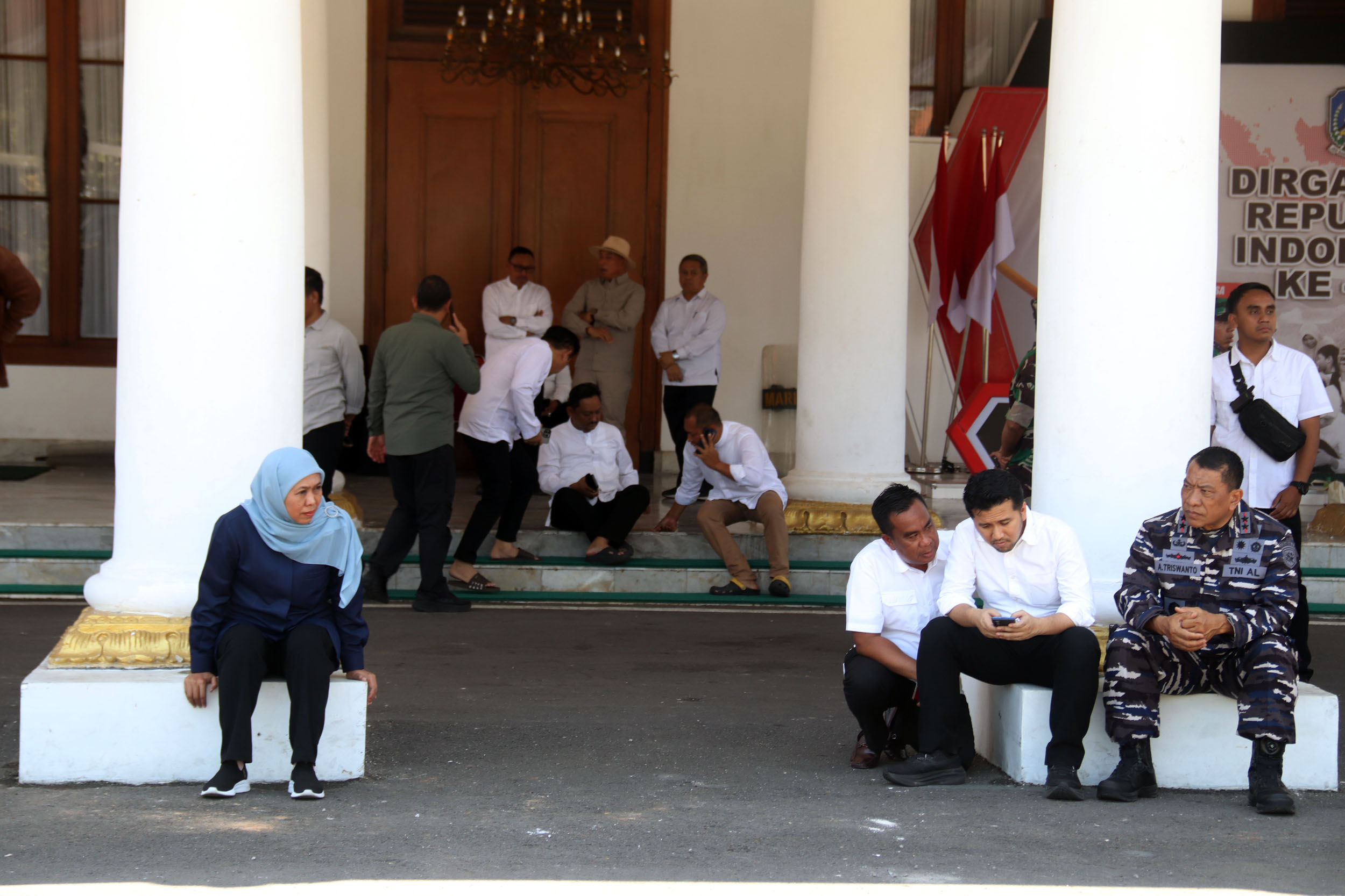 Wakil Gubernur Jawa Timur Emil Elestianto Dardak duduk seusai melihat kondisi ruang kantornya yang dibakar massa di Grahadi Surabaya. (ANDY SATRIA/RADAR SURABAYA)