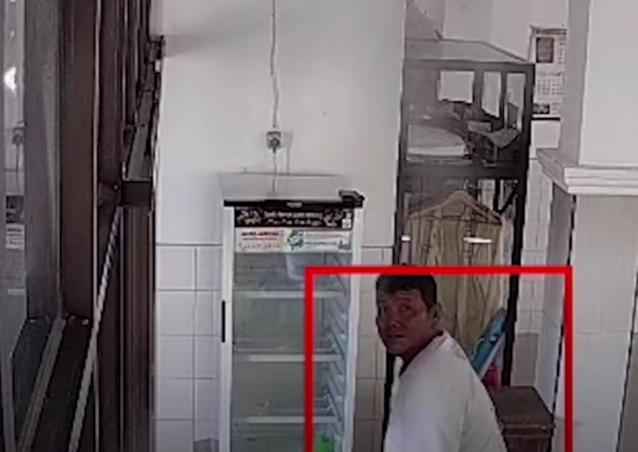 TERPANTAU: Pelaku saat terekam CCTV di masjid kawasan Kedurus, Surabaya, mencuri uang di dalam kotak amal. (IST/RADAR SURABAYA)