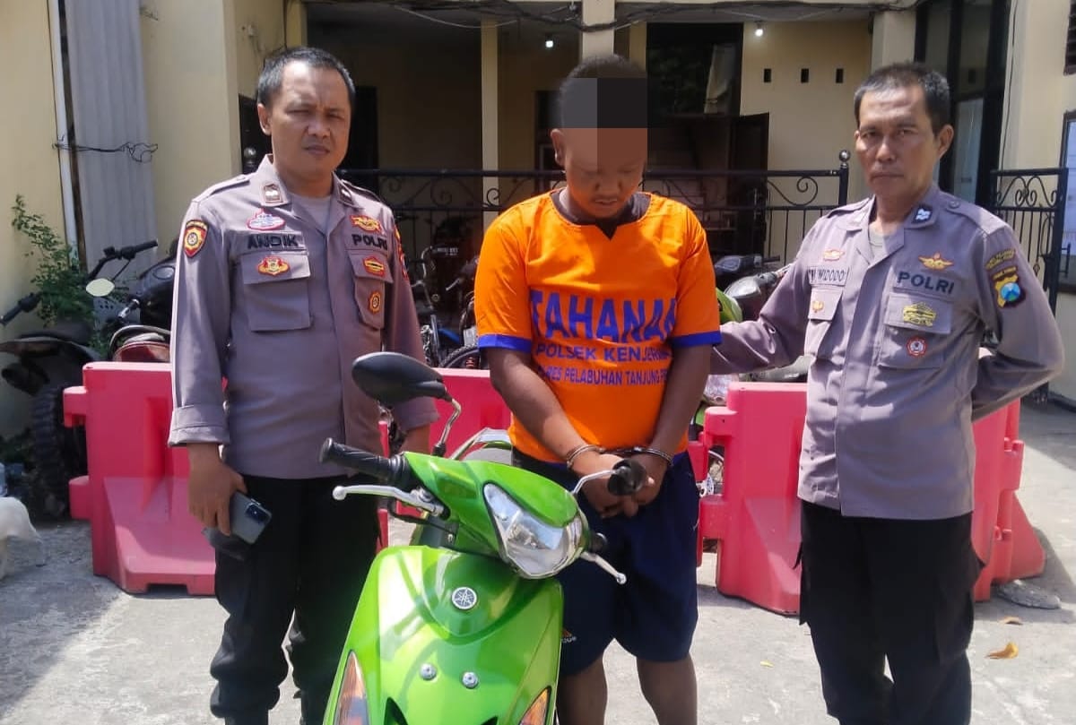 DITANGKAP: Polsek Kenjeran mengaman satu tersangka curanmor. Pelaku sempat dihajar massa di Jalan Tanah Merah Indah, Surabaya.(IST/RADAR SURABAYA)