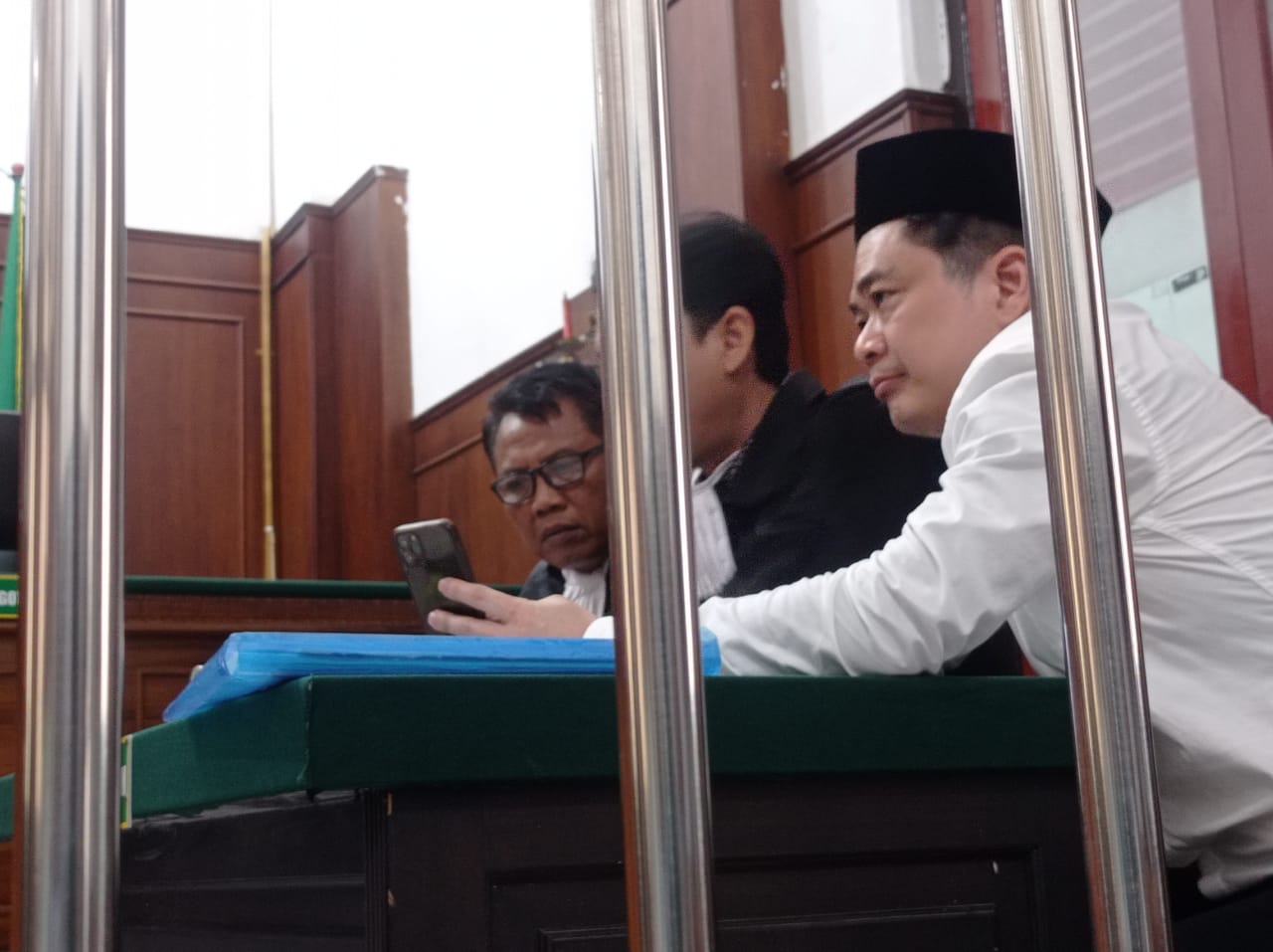 PASRAH: Terdakwa Anthony disidang terkait kasus proyek fiktif di NTT dan rugikan korban Rp 1,9 Miliar. (SURYANTO/RADAR SURABAYA)