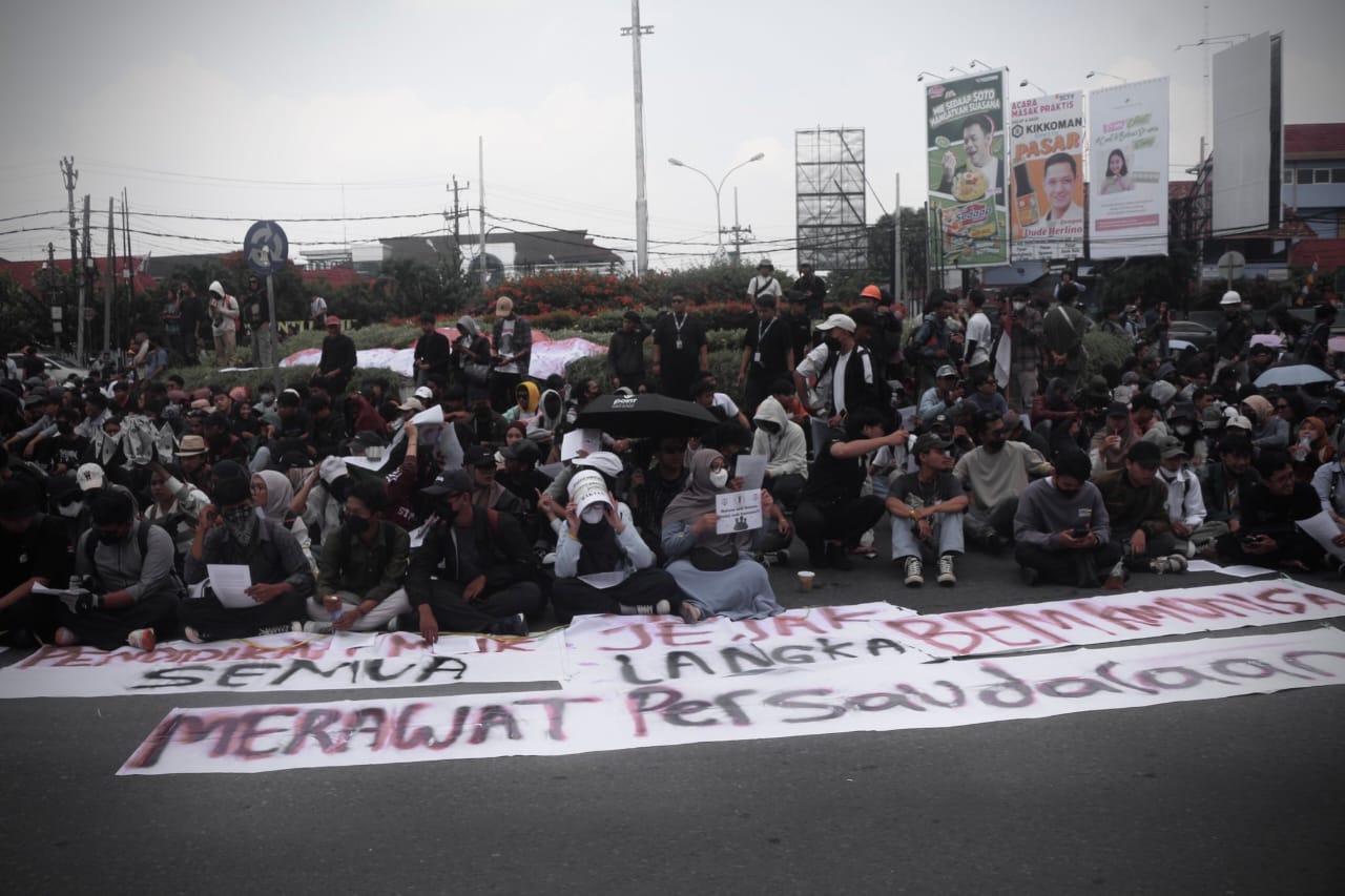 Gelombang demo di berbagai kota besar sejak (28/8) hingga (1/9) tewaskan 9 orang dari beragam latar belakang, termasuk mahasiswa dan PNS.