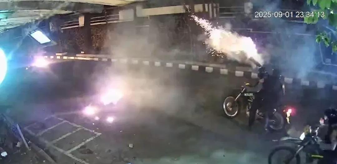 Kericuhan di Tamansari, Bandung, melibatkan kelompok anarko dan merembet ke area kampus Unisba serta Unpas, ungkap Polda Jabar.