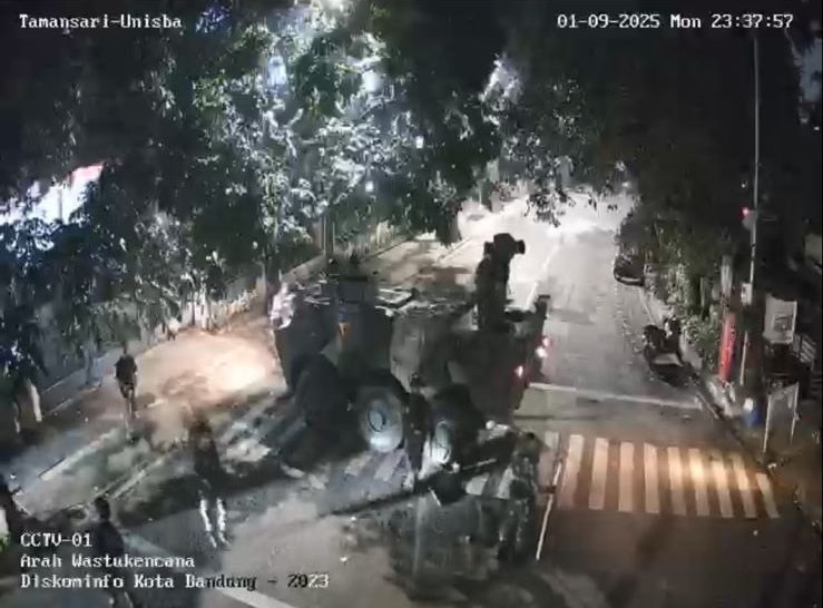 Rekaman CCTV Jalan Tamansari, kedatangan aparat dengan kendaraan taktis