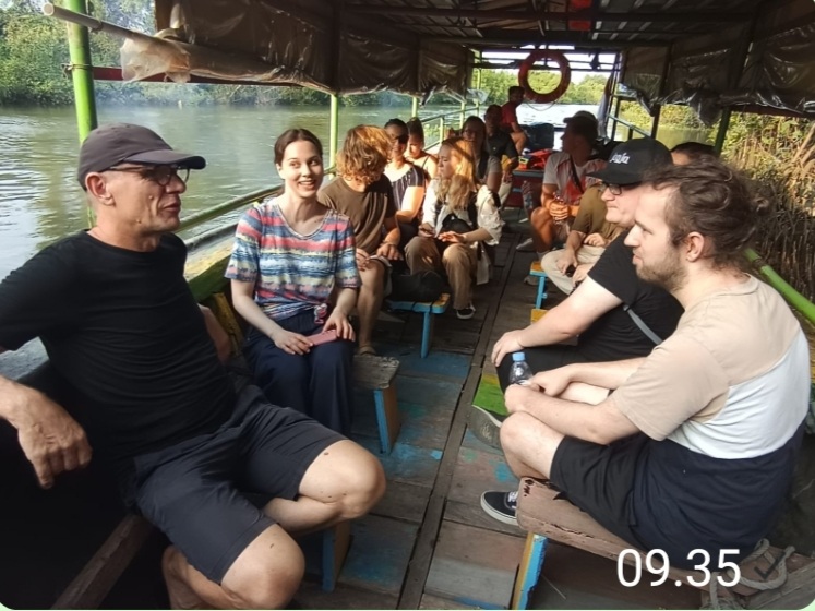 WISATA: Rombongan mahasiswa dari Jerman menyusuri Kali Londo.
