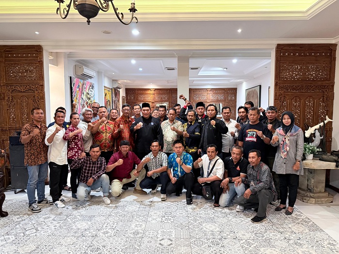 DEKLARASI: Ketua-ketua perguruan silat yang tergabung di IPSI Kota Surabaya usai deklarasi dukungan keamanan, Senin (1/9).