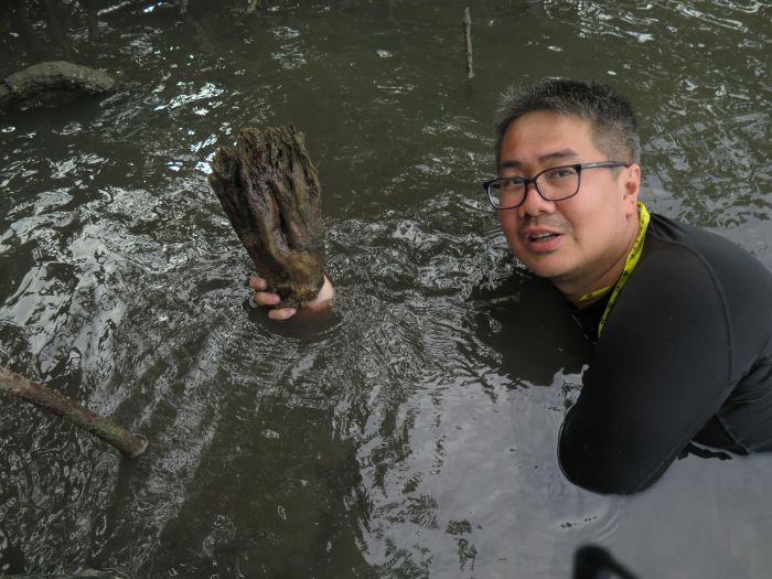 TELITI: Edwin Setiawan saat melakukan penelitian hewan spons di perairan laut Jawa.
