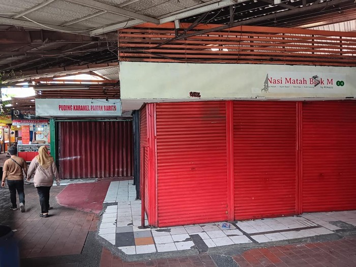 Kondisi terkini District Blok M Jakarta tampak lengang. Puluhan kios tutup, hanya segelintir UMKM yang masih bertahan di tengah isu tarif sewa.