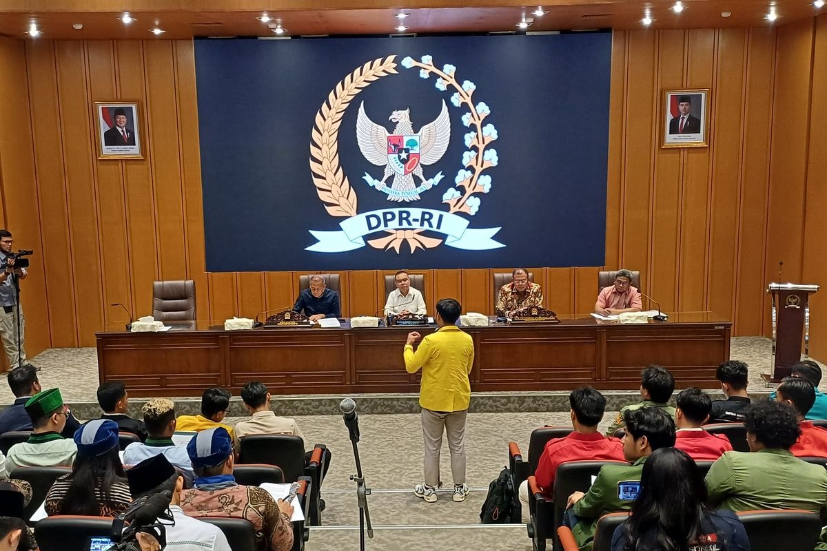 Anggota DPR berdialog langsung dengan mahasiswa BEM SI dan GMNI di Ruang Abdul Muis, Gedung Nusantara.