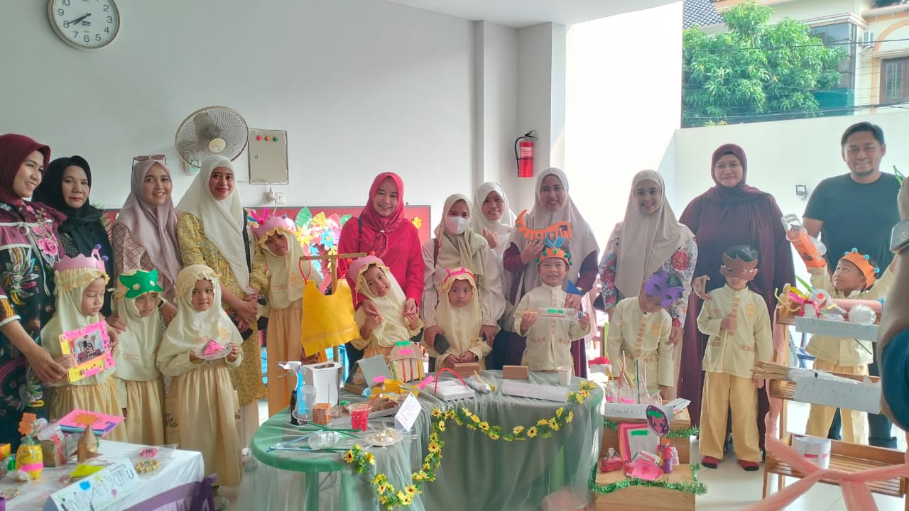 KREATIF: Siswa dan dewan guru TK A dan TK B Al Hikmah Surabaya saat memamerkan hasil karya seni kertas,kardus , botol bekas,spidol, krayon dan lainnya pada (2/9). (ANAS/ RADAR SURABAYA)&nbsp;