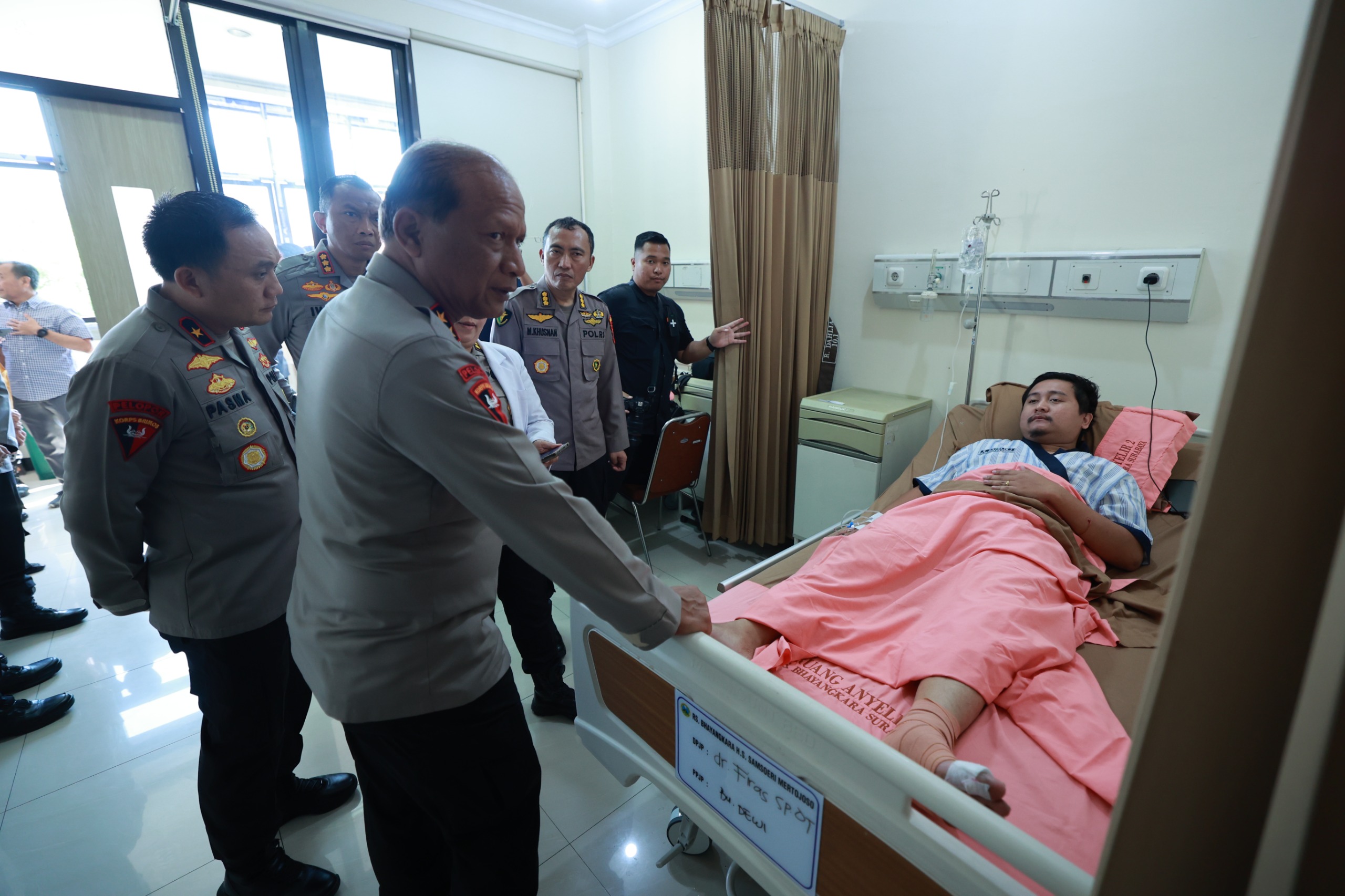 PERHATIAN: Kapolda dan Wakapolda Jatim saat menjenguk salah satu anggota di RS Bhayangkara Polda Jatim yang menjalani rawat inap. Tercatat, 83 Orang luka saat amankan kerusuhan.(IST/RADAR SURABAYA)