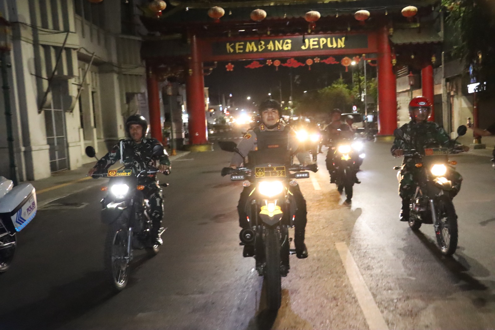 GABUNGAN: Kapolres Pelabuhan Tanjung Perak AKBP Wahyu Hidayat saat memimpin patroli usai kerusuhan di Surabaya.(IST/RADAR SURABAYA)