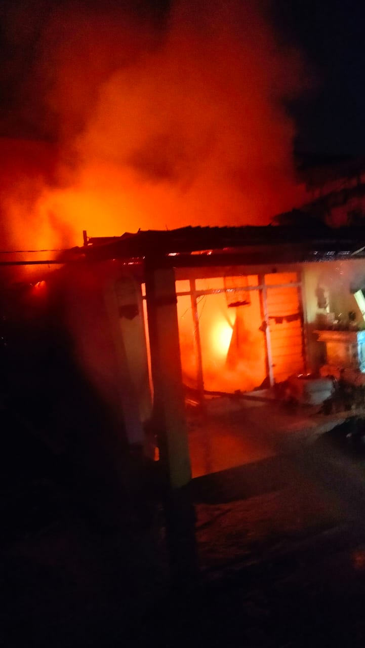 MEMBARA: Rumah warga di Jalan Keputih, Surabaya, terbakar habis diduga gegara obat nyamuk. (IST/RADAR SURABAYA)