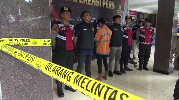 Pemuda AZ tewas dibacok celurit oleh AA di Lumajang, Selasa (2/9) dini hari. Polisi duga motif cemburu pada status media sosial korban.