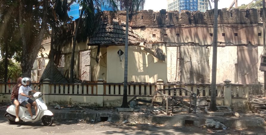 HILANG: Bangunan cagar budaya Mapolsek Tegalsari Surabaya serta bungker di belakangnya yang dibakar dan dirusak massa aksi demonstrasi solidaritas, Sabtu(30/8), sisakan rangka dan puing-puing.