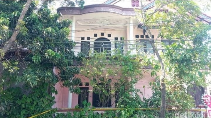 Rumah 5 anggota keluarga yang terkubur di halaman.