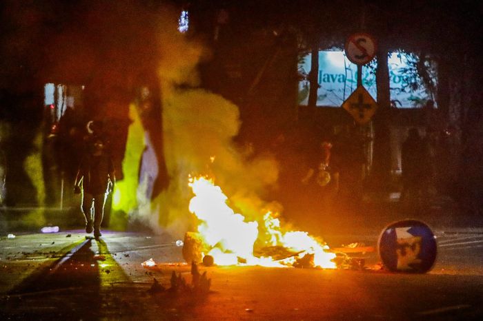 RUSUH: Para perusuh membakar semua yang ditemukan di jalanan, dalam kerusuhan yang terjadi pasca aksi unjuk rasa di jalan Gubernur Suryo, Jumat (29/8) lalu.
