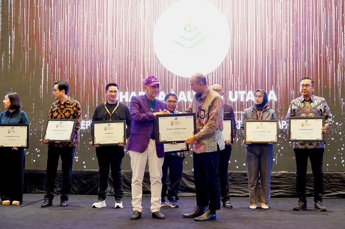 PENGHARGAAN: Direktur Operasi dan Usaha PT DLU, Rakhmatika Ardianto saat menerima penghargaan dari Founder & Chairman MarkPlus, Hermawan Kertajaya pada ajang IMF 2025, Kamis (28/8).