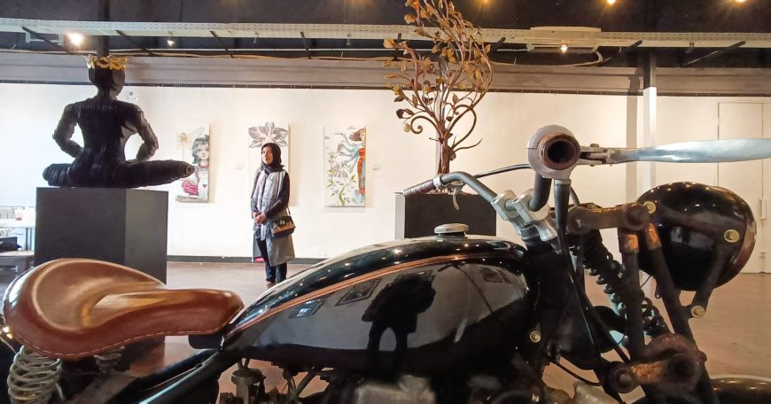 PAMERAN LINTAS DISIPLIN: Pengunjung mengamati karya-karya seni rupa dari tiga disiplin ilmu yang berbeda, mulai dari patung logam, lukis cat air dan digital di Galeri DKS, Surabaya.