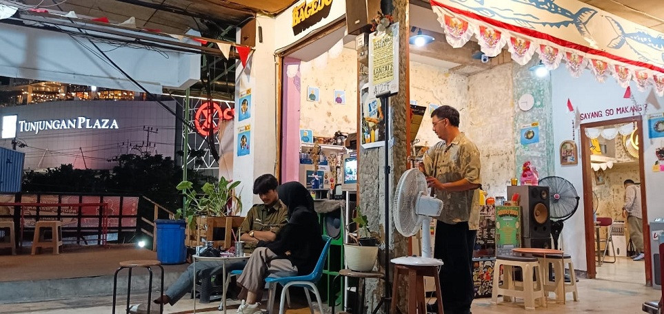 WARUNG KEKINIAN: Suasana di Warung Bagejo yang berada di lantai dua Pasar Tunjungan, Surabaya, memberikan konsep kekinian dengan menyajikan masakan khas nusantara, Rabu (3/9).