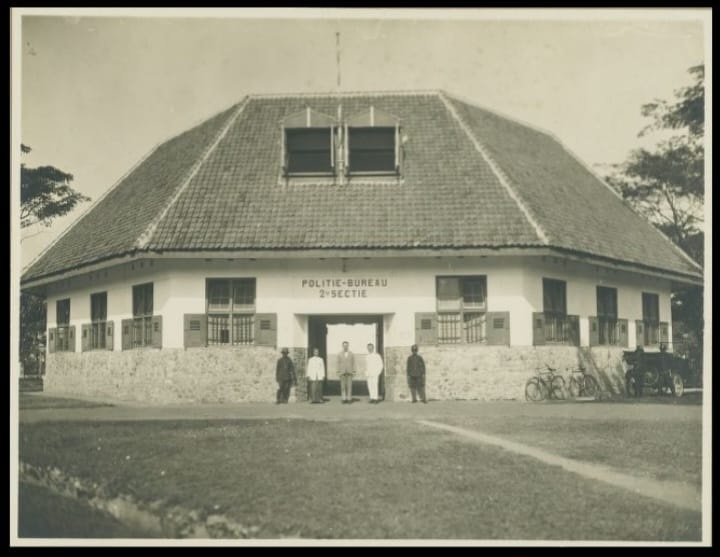 KENANGAN: Foto kantor Mapolsek Tegalsari Surabaya atau Politie Bureau 2 e Sectie Kaliasin Soerabaja tahun 1924.