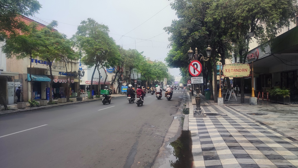 Suasana lalu lintas di Jalan Tunjungan Surabaya. (DIMAS MAHENDRA/RADAR SURABAYA)