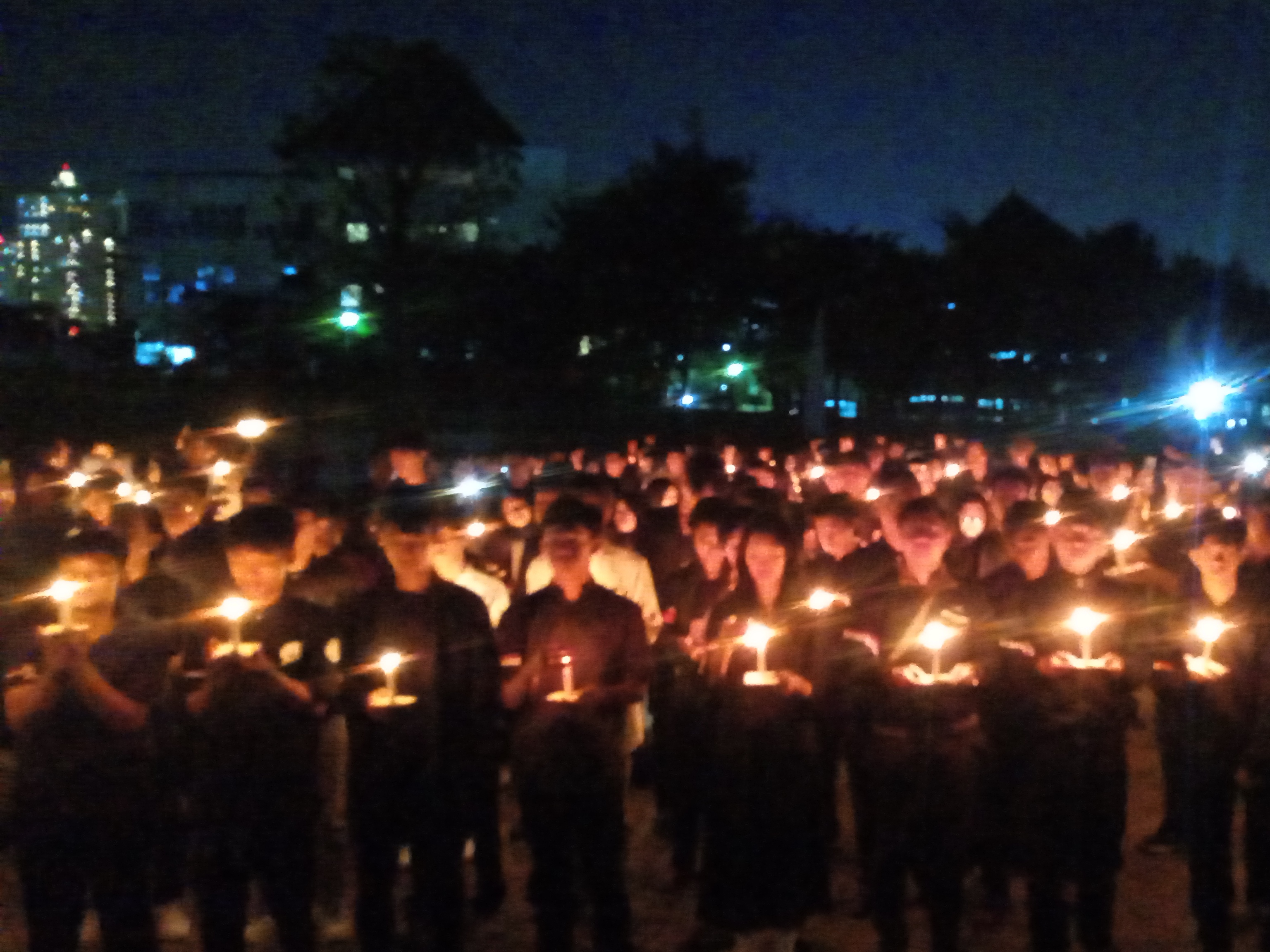 Mahasiswa Unesa menyalakan lilin perdamaian untuk Indonesia. (RAHMAT SUDRAJAT/RADAR SURABAYA)